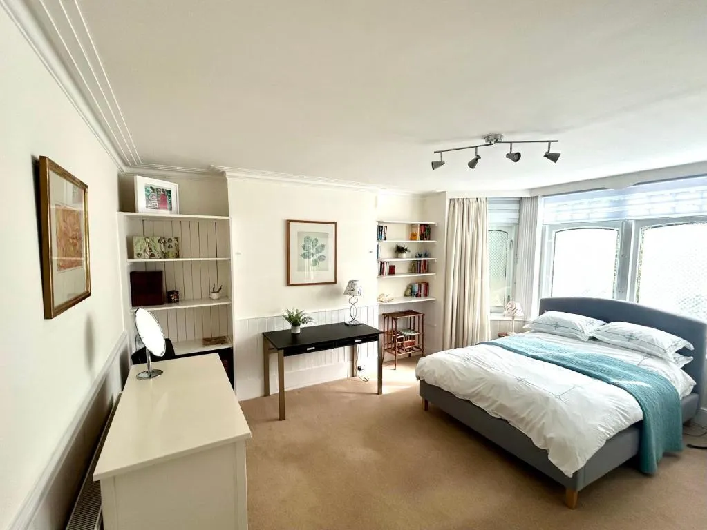 Image 1 of Spacious comfortable flat with free parking in East Finchley, Muswell Hill & close to Alexandra Palace