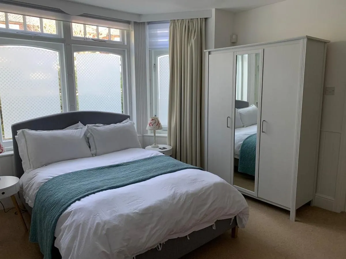 Image 2 of Spacious comfortable flat with free parking in East Finchley, Muswell Hill & close to Alexandra Palace