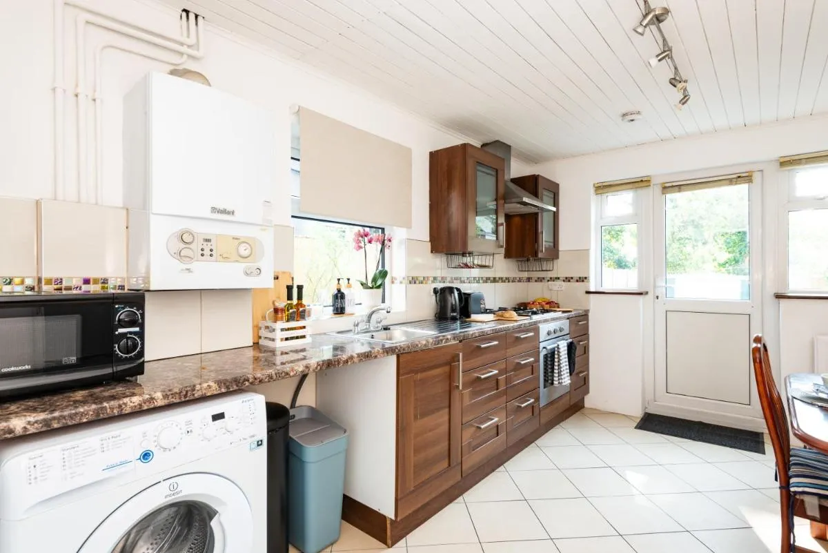 Image 4 of Spacious en-suite in a 5-Bedroom House at Hanwell (2nd Floor)