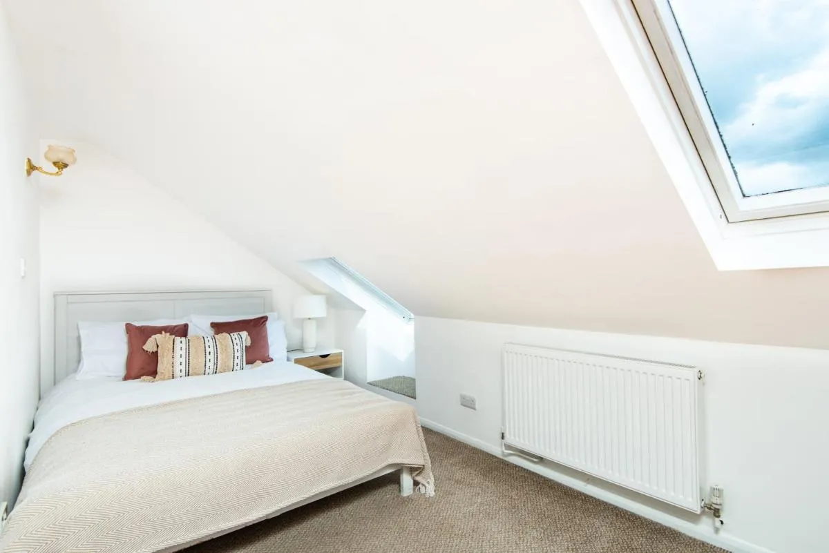 Image 2 of Spacious en-suite in a 5-Bedroom House at Hanwell (2nd Floor)