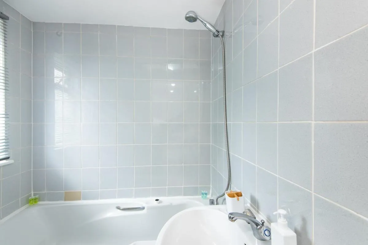 Image 3 of Spacious en-suite in a 5-Bedroom House at Hanwell (2nd Floor)