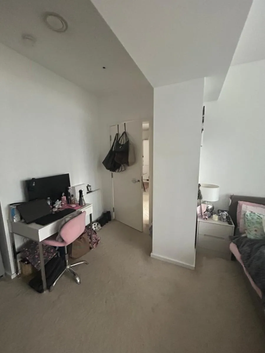 Image 5 of Spacious ensuite room in front of station