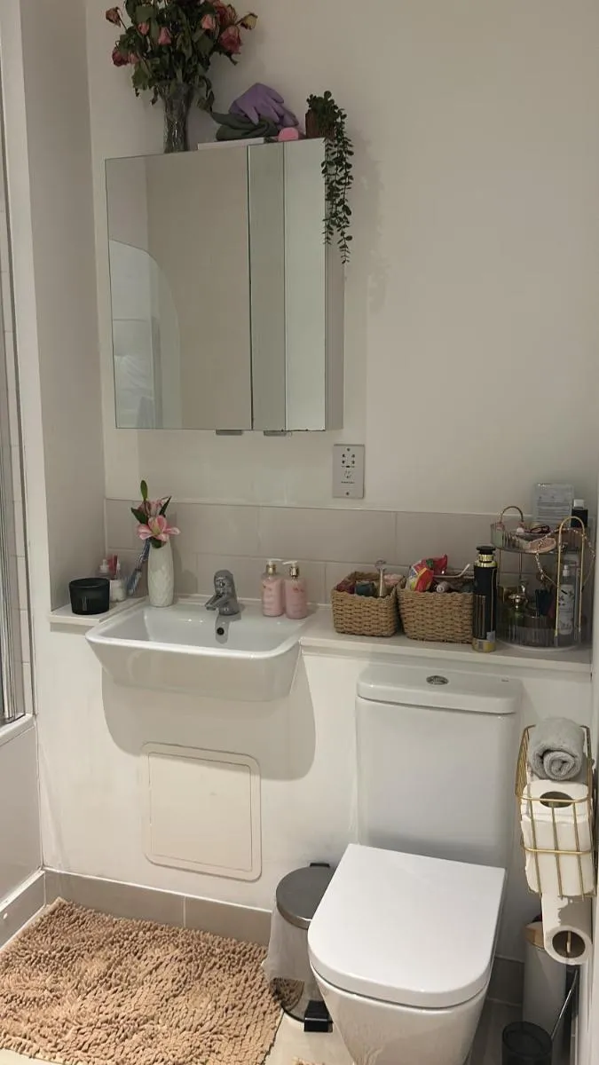 Image 3 of Spacious ensuite room in front of station