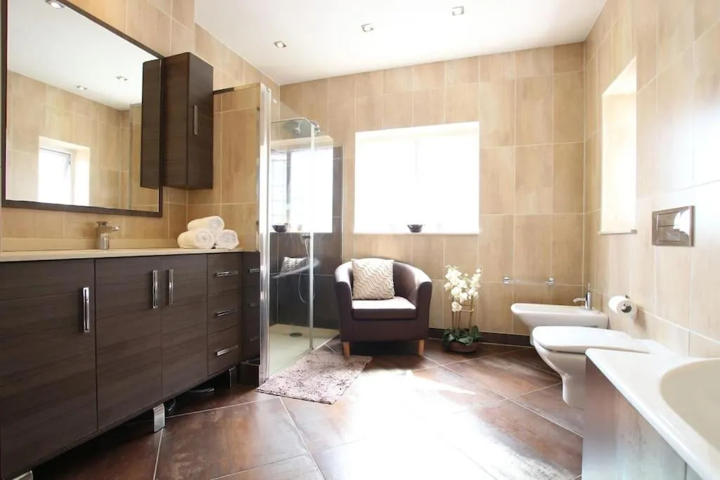 Image 3 of Spacious family house-amazing garden&opposite park