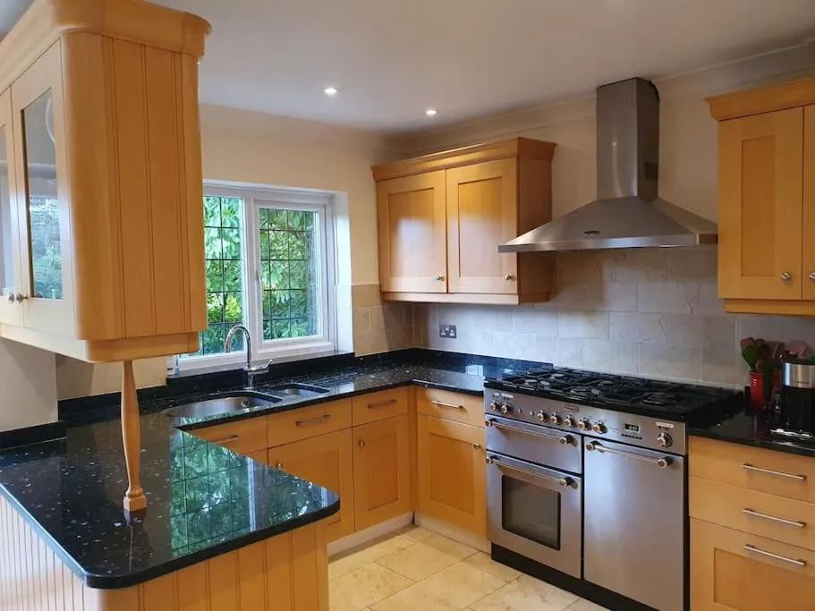 Image 4 of Spacious family house-amazing garden&opposite park
