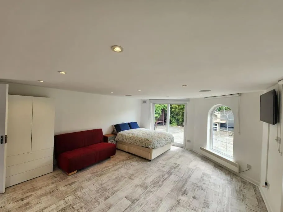 Image 5 of Spacious family house-amazing garden&opposite park