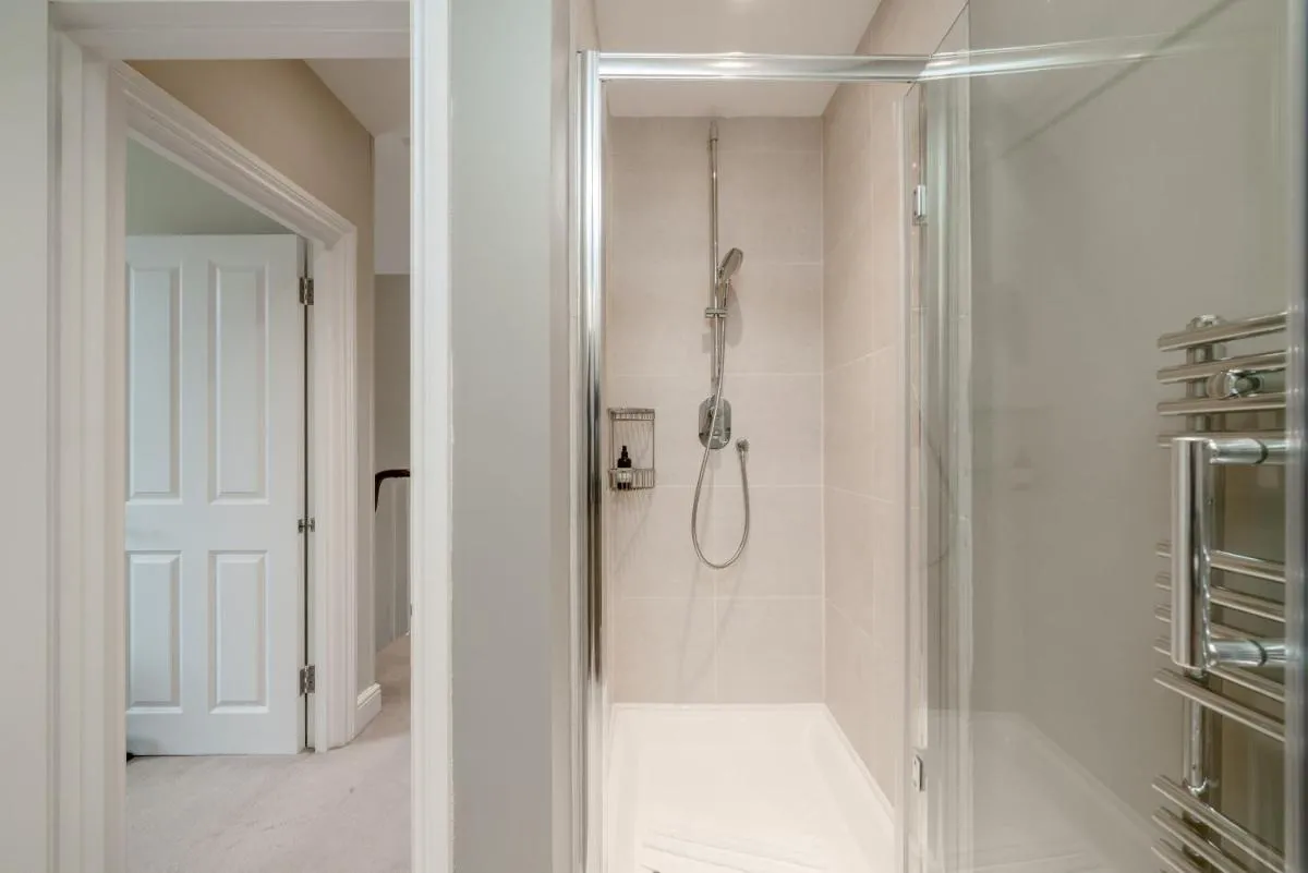 Image 3 of Spacious flat near Victoria and Warwick Square
