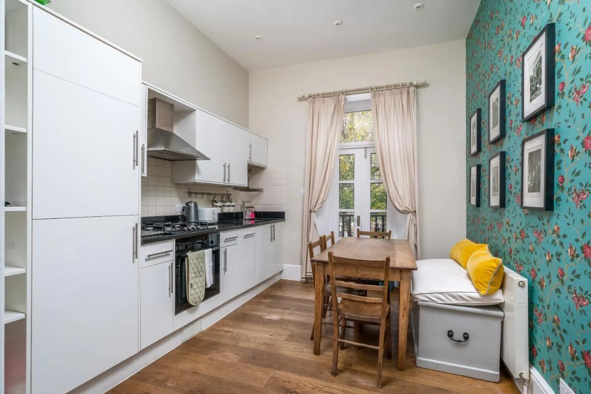 Image 4 of Spacious flat near Victoria and Warwick Square