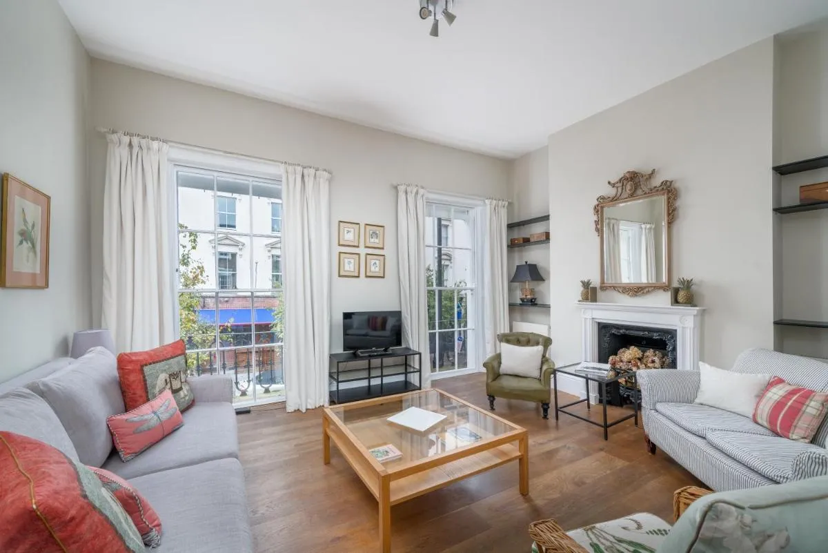 Image 5 of Spacious flat near Victoria and Warwick Square