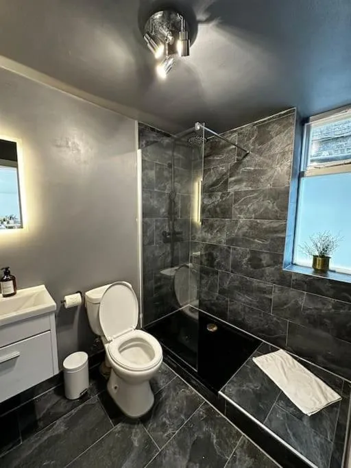 Image 4 of Spacious studio for 4 near Regents Park n1