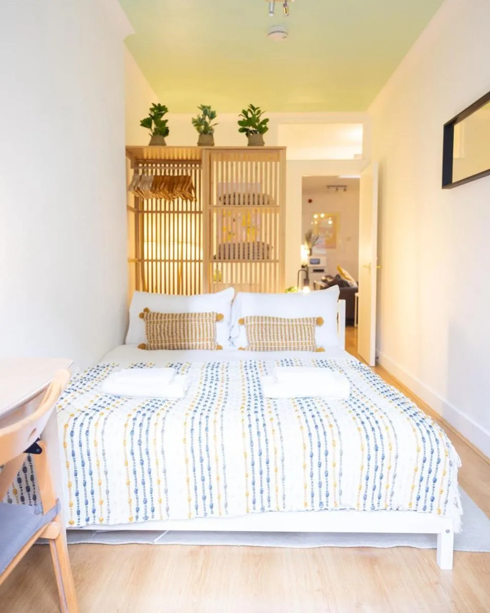 Image 5 of Spacious two-bed apartment 100m from Trafalgar sqr