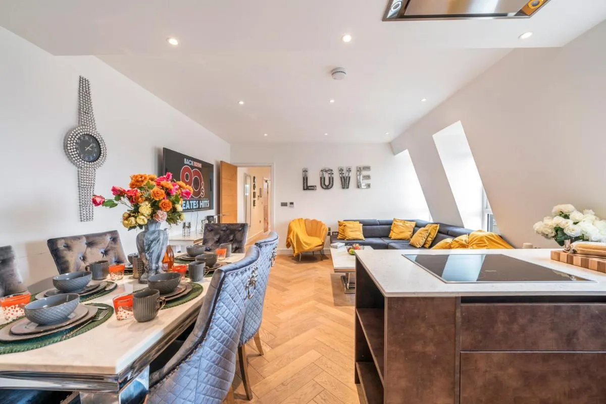 Image 4 of Spectacular 2-Bedroom Penthouse in Marble Arch 75