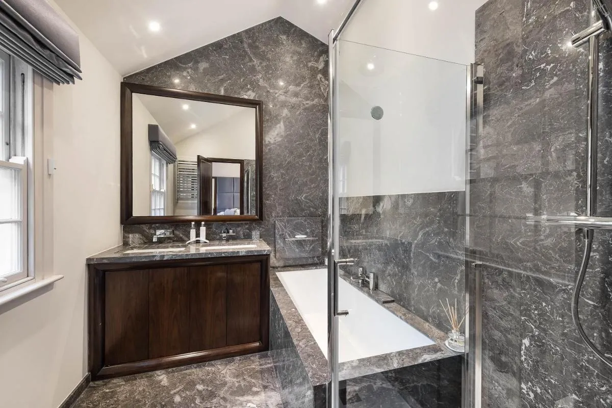 Image 3 of Spectacular Knightsbridge House Harrods 1 minute