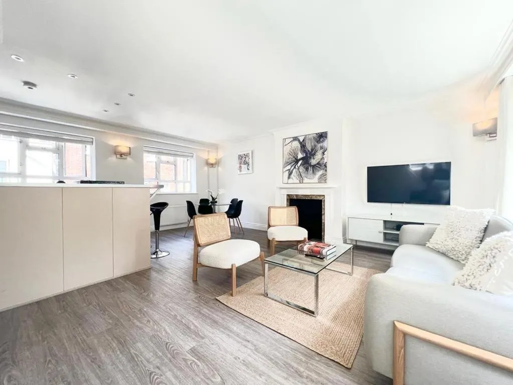 Image 5 of Split Level 2 Bed Apartment- Mayfair