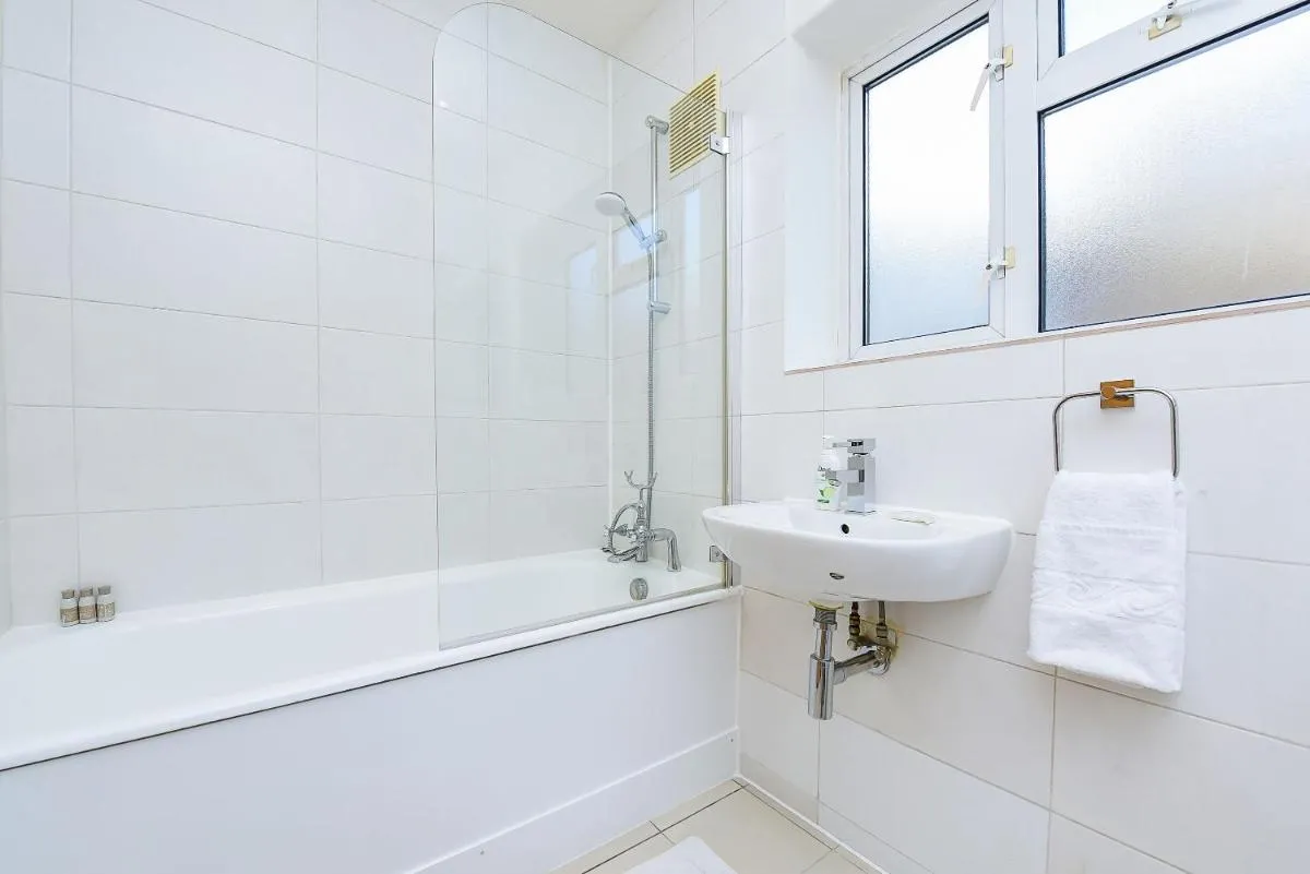 Image 3 of Split Level 2 Bed Apartment- Mayfair