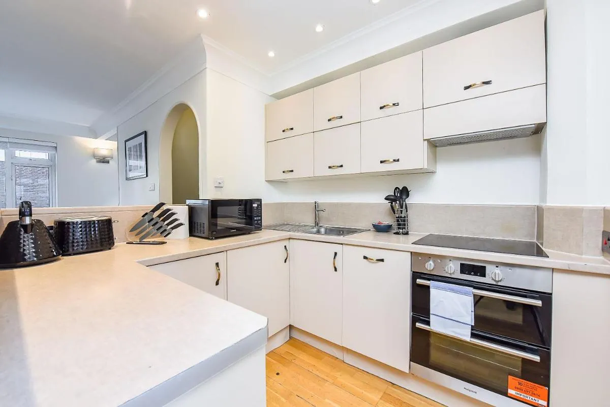 Image 4 of Split Level 2 Bed Apartment- Mayfair