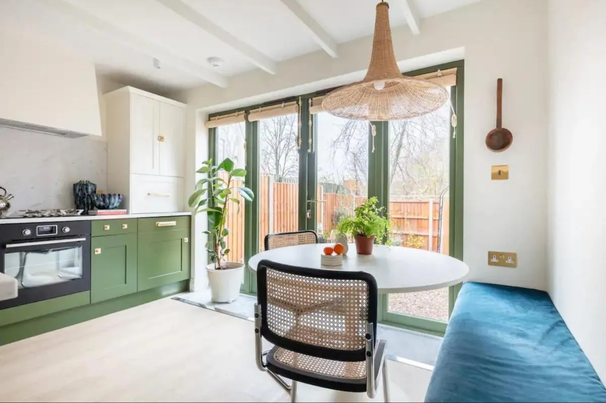Image 4 of Spring Stays Cosy 2-Bed Residence with Free Parking
