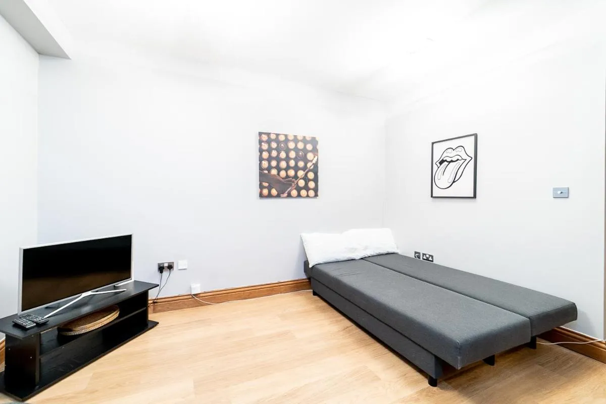 Image 3 of (St’ Paul Cathedral) London Studio Apartment
