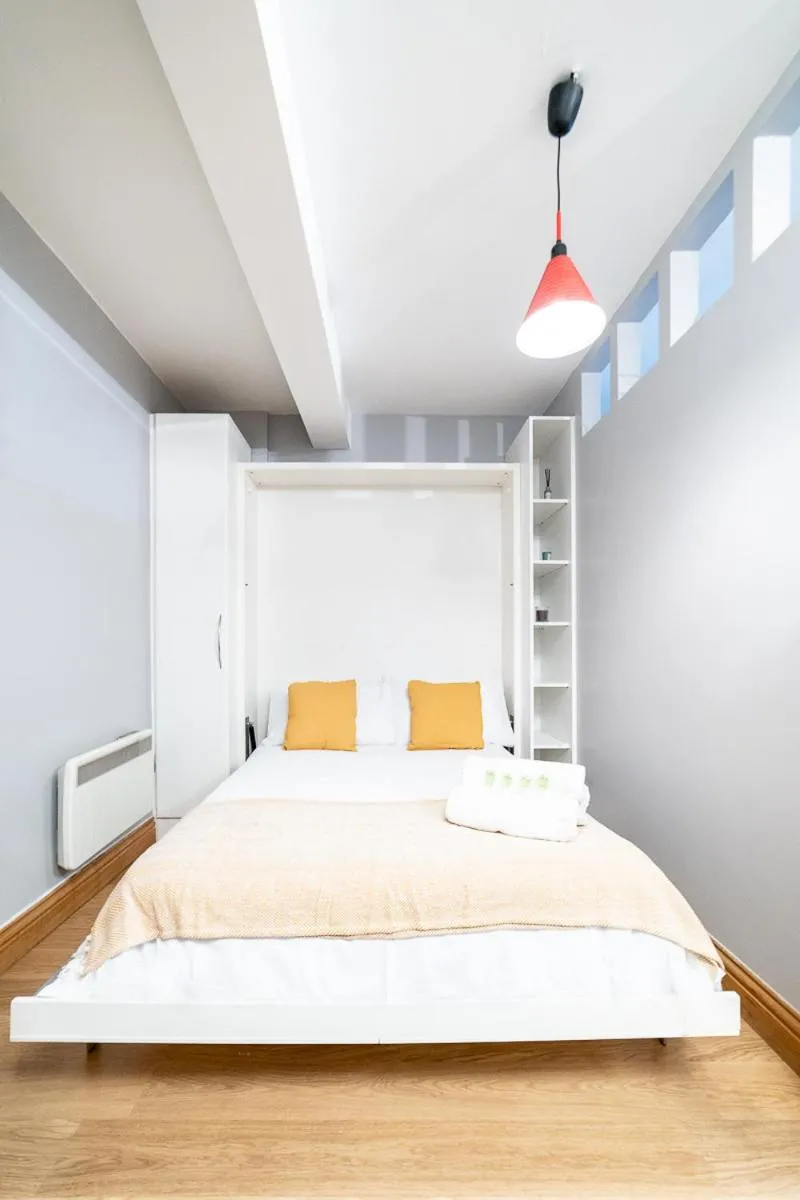 Image 4 of (St’ Paul Cathedral) London Studio Apartment