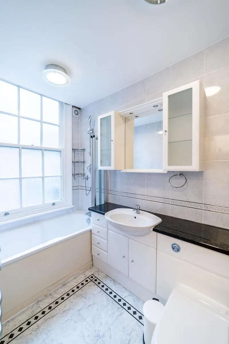 Image 5 of (St’ Paul Cathedral) London Studio Apartment