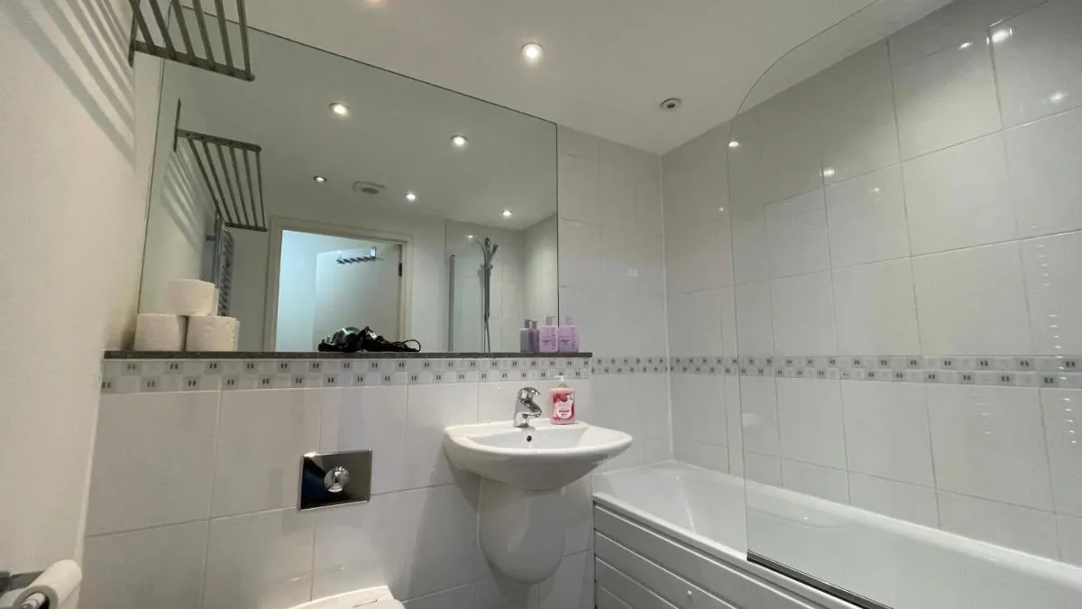 Image 3 of Stratford 2 bedroom Apartment with 2 Bathrooms & Great Links