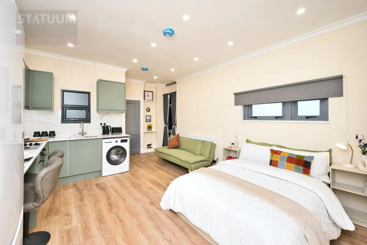Image 3 of Stratford, London E15 – modern Studio for 3
