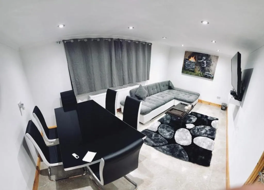 Image 1 of Stratford city apartments