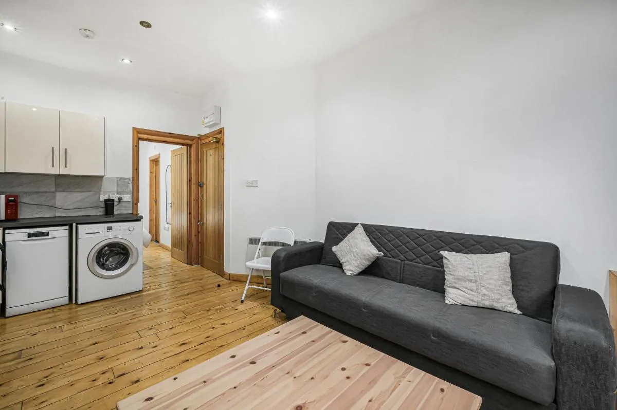 Image 5 of Studio 169