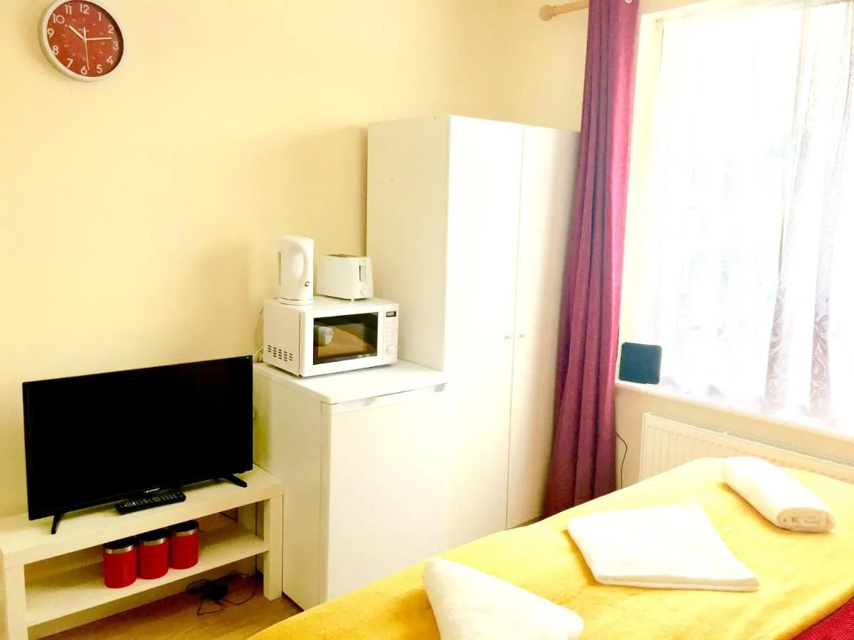 Image 4 of Studio Apartment, Private Bathroom and Parking