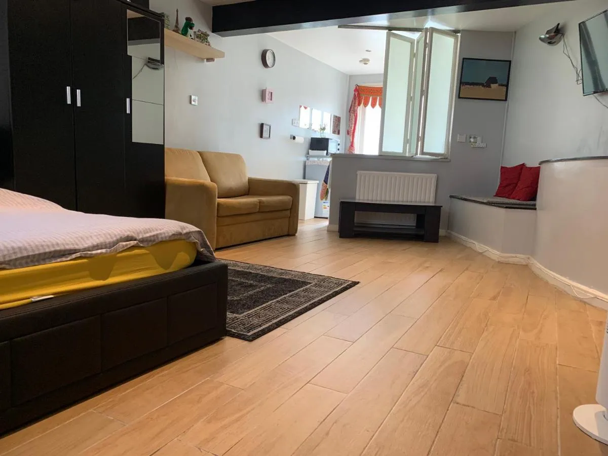 Image 2 of Studio Apartment – Entire Lower Ground Floor – Only 7 Mins Walk Kings Cross St Pancras Station
