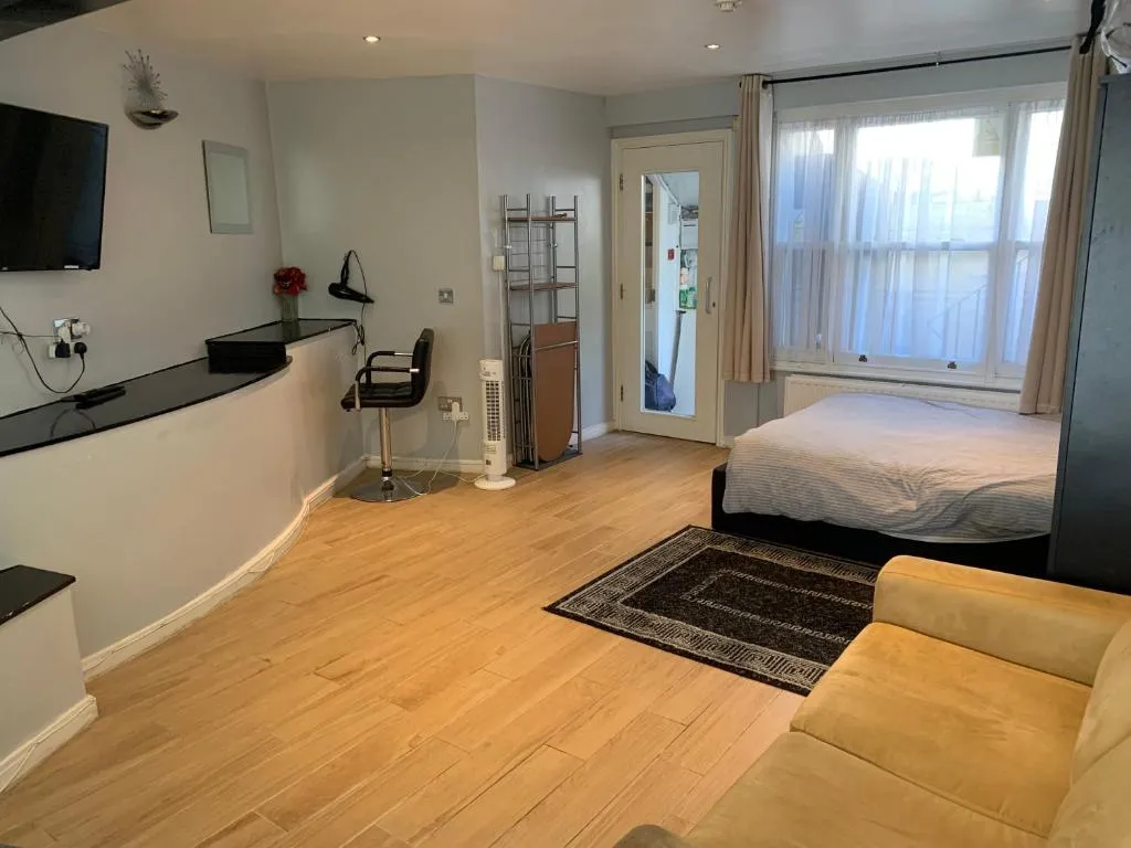 Studio Apartment – Entire Lower Ground Floor – Only 7 Mins Walk Kings Cross St Pancras Station