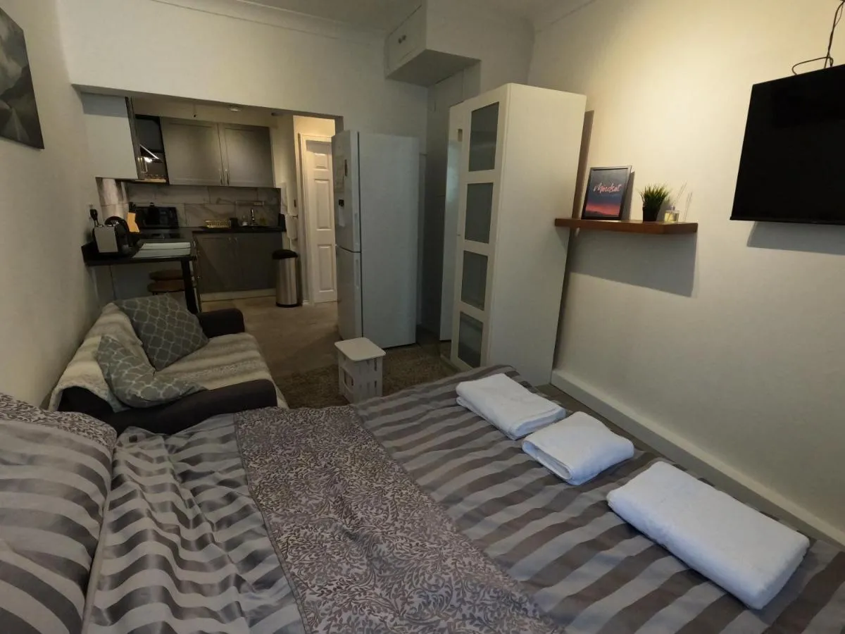 Image 4 of Studio Apartment in Kew