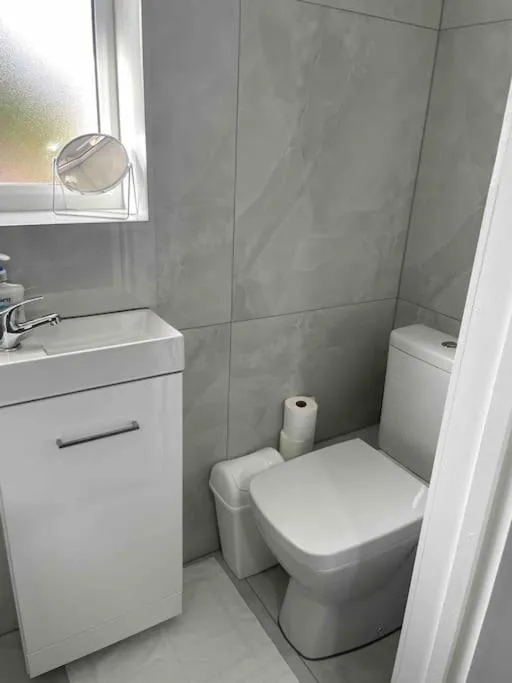 Image 5 of Studio Flat Private Shower Wc and Kitchenette