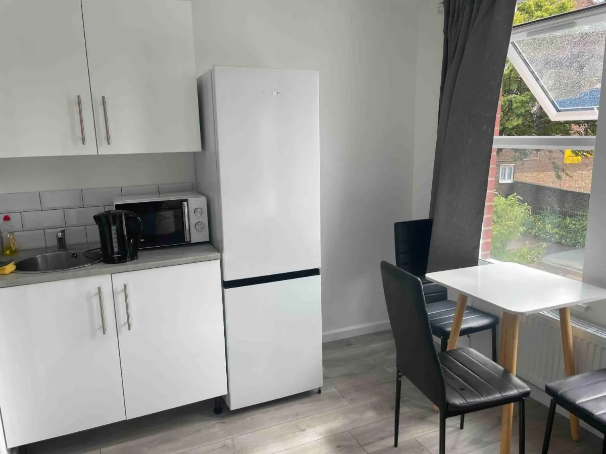 Image 3 of Studio Flat Private Shower Wc and Kitchenette