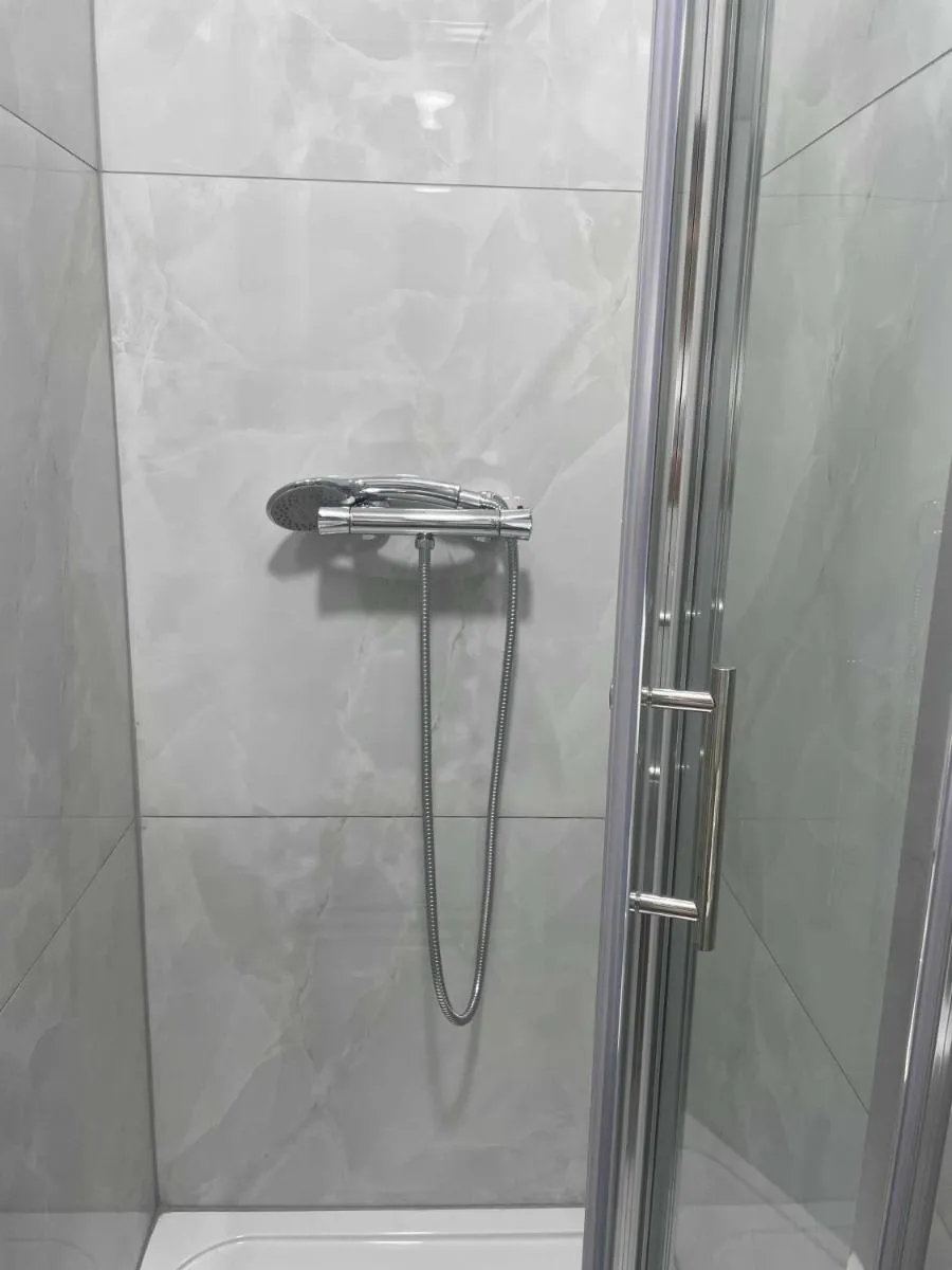 Image 4 of Studio Flat Private Shower Wc and Kitchenette