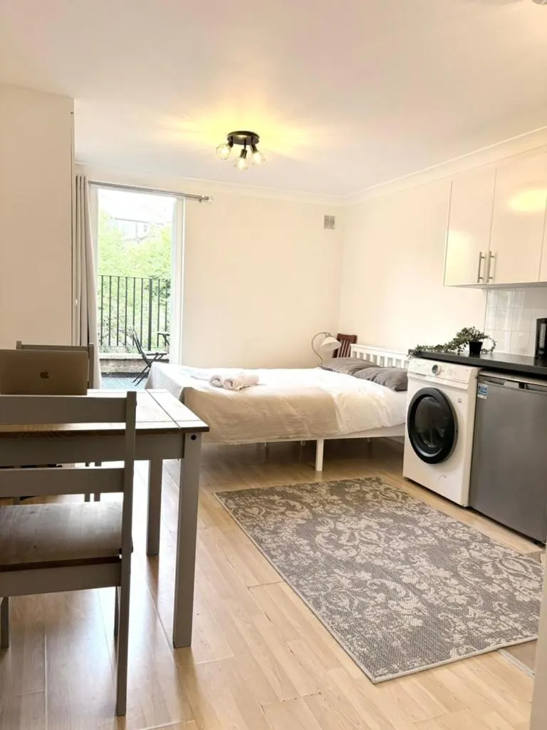 Image 4 of Studio Flat in West Hampstead