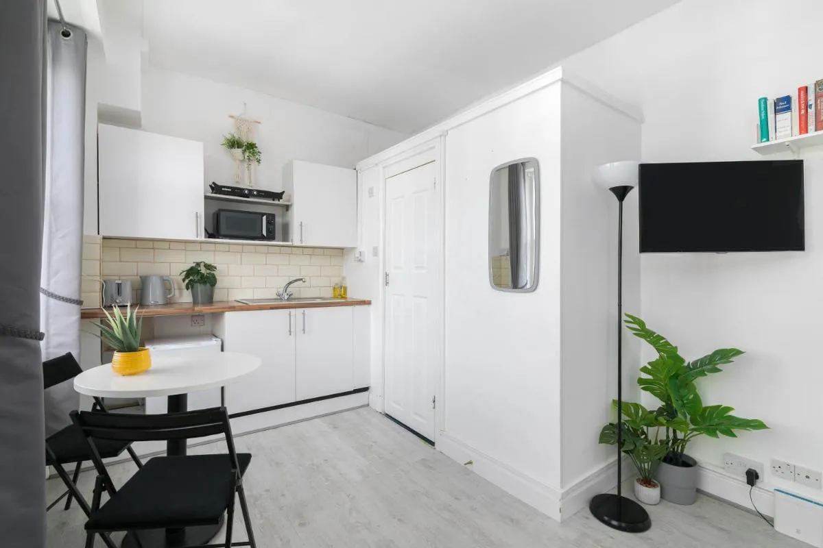 Image 3 of Studio – 2 mins from West Kensington station