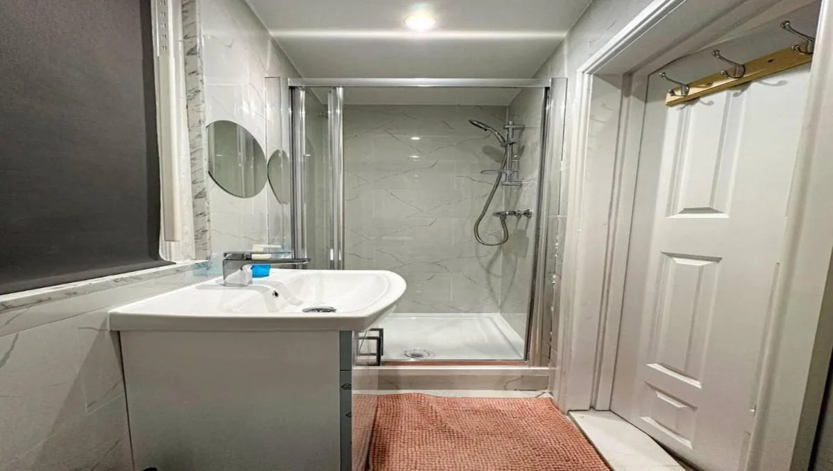 Image 3 of Studio – Sleeps 2 – Short Walk to Station