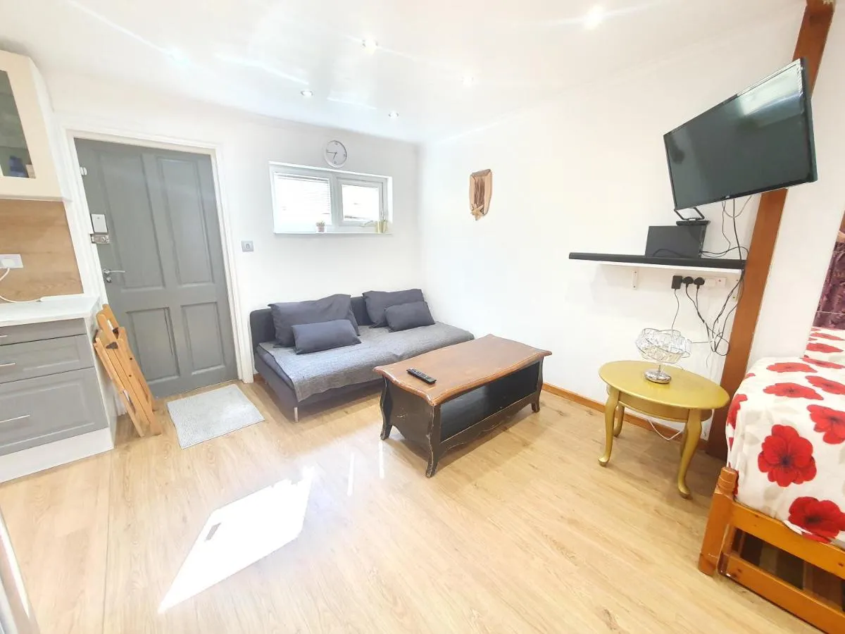 Image 5 of Studio apartment, TV, WiFi Kitchen Parking, Wembley Elizabeth Line