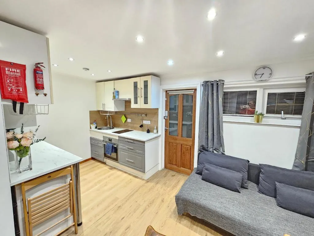 Image 1 of Studio apartment, TV, WiFi Kitchen Parking, Wembley Elizabeth Line