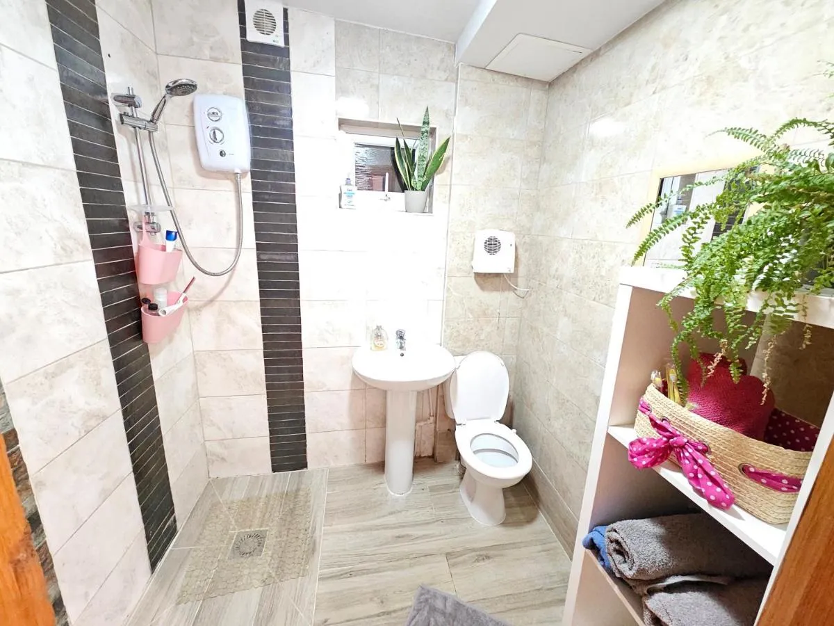 Image 3 of Studio apartment, TV, WiFi Kitchen Parking, Wembley Elizabeth Line