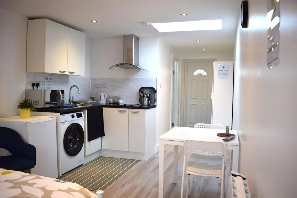 Image 1 of Studio flat close to Heathrew Airport