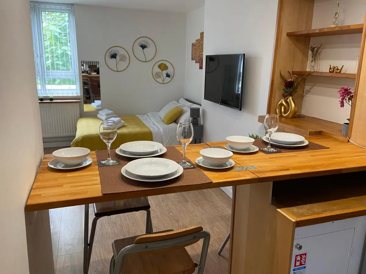 Image 4 of Studio flat in West Kensington