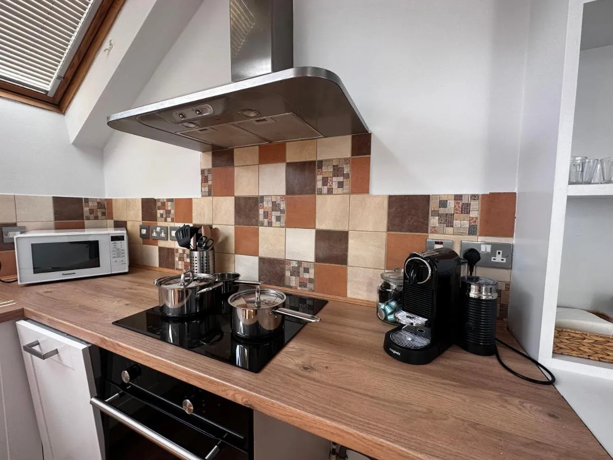 Image 4 of Studio flat in the heart of Hampstead, London