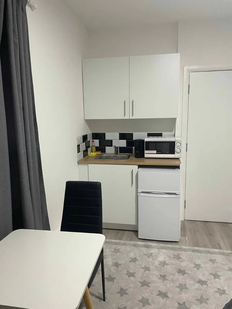 Image 4 of Studio flat private bathroom wc and kitchenette