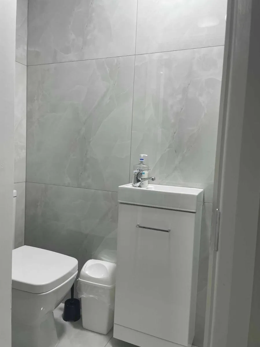 Image 5 of Studio flat private bathroom wc and kitchenette