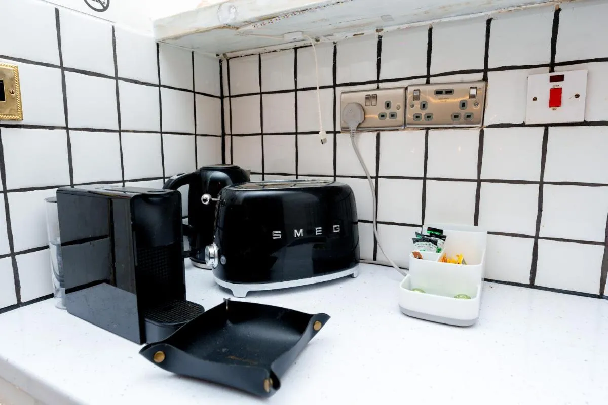 Image 3 of Studio in central London