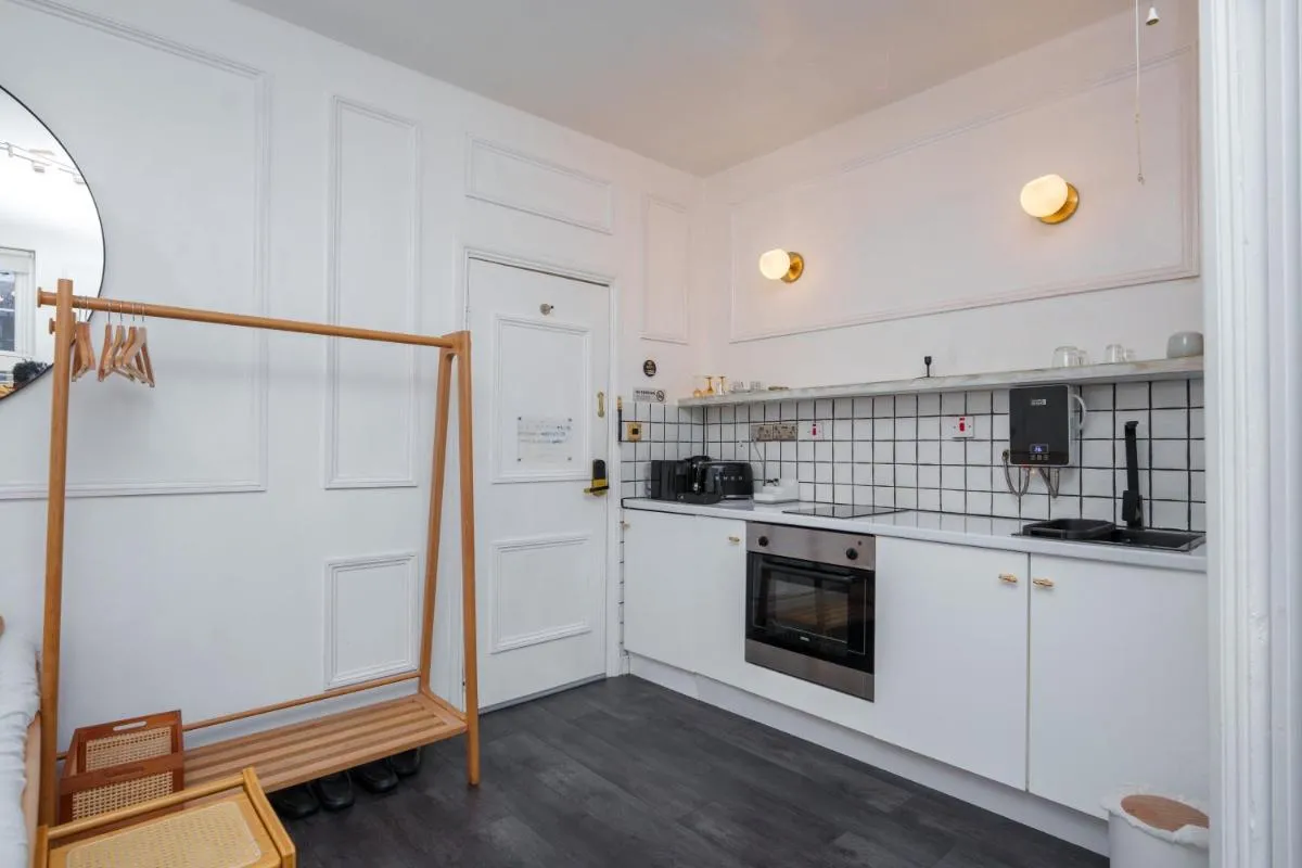 Image 4 of Studio in central London