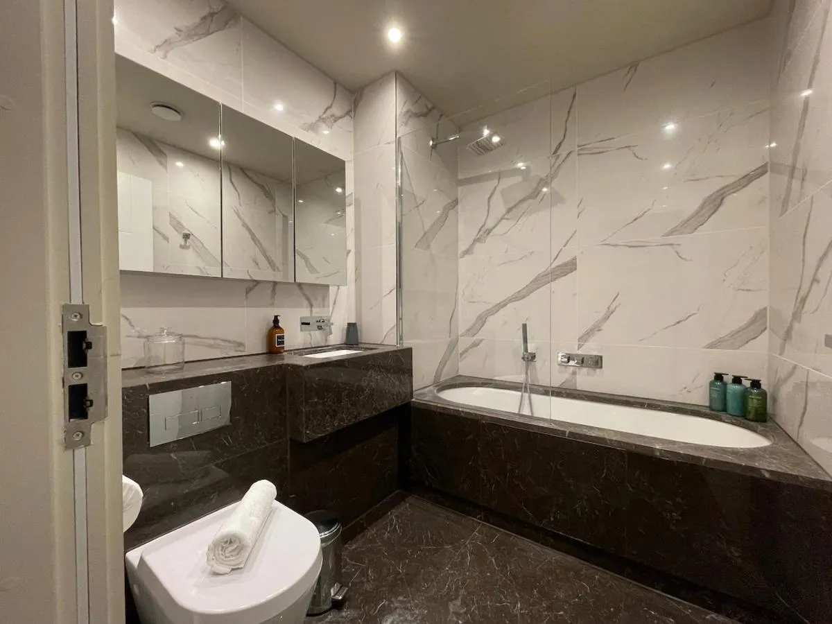 Image 3 of Stunning 2BA, 2BR Apt, Desirable Chigwell CHCL F6
