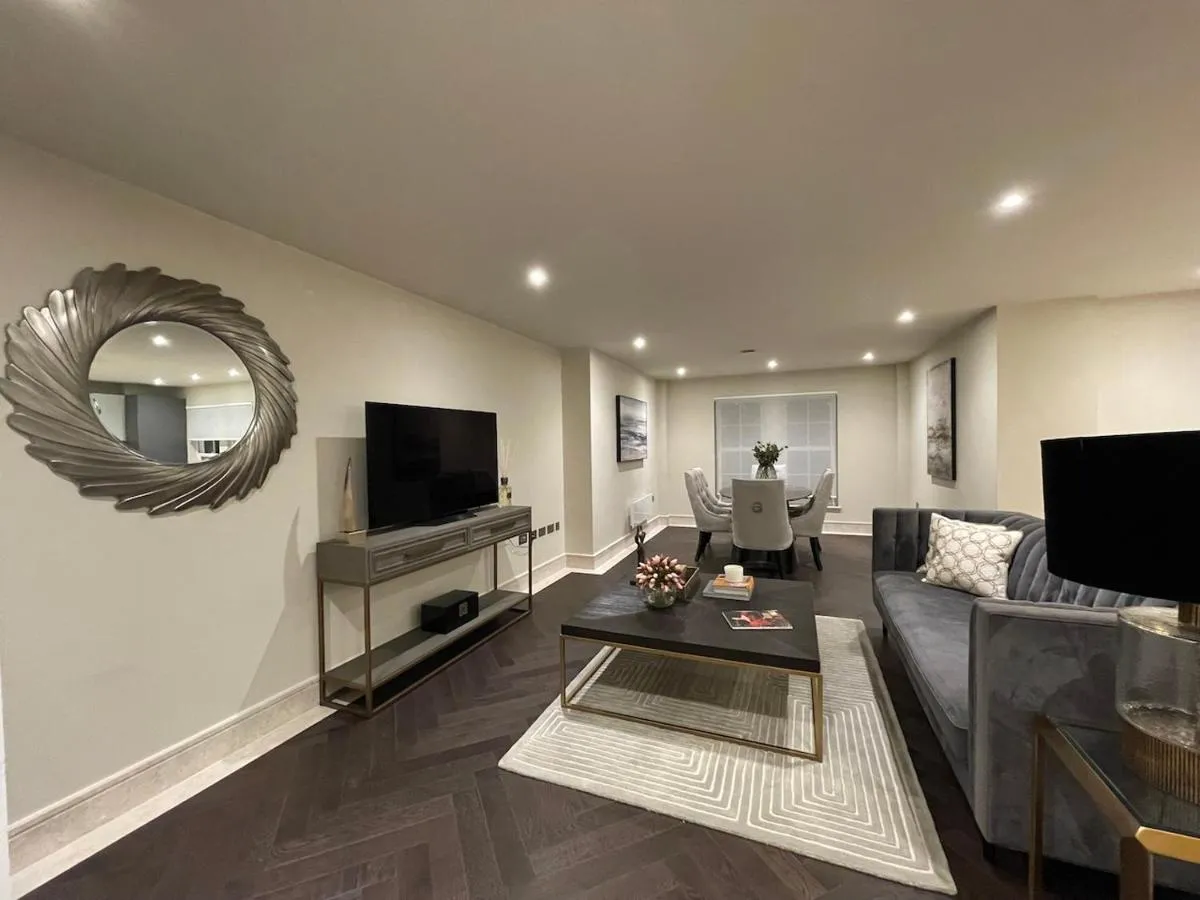 Image 5 of Stunning 2BA, 2BR Apt, Desirable Chigwell CHCL F6